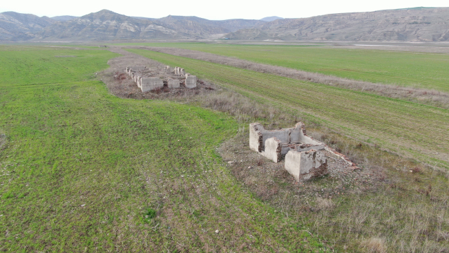 Sular çekilince eski tren garı gün yüzüne çıktı